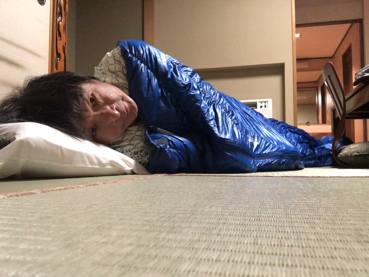 水谷浩章 腰痛予防のため 自宅では板の間の上に毛布だけ敷いてその上に寝 ているんだけど 旅に出てからずっとホテルの柔らかいベッドに寝ていたら ちょっと腰にきている 今日は かなりデラックスなツインに泊めてもらってるんだけど 畳の上に持参した