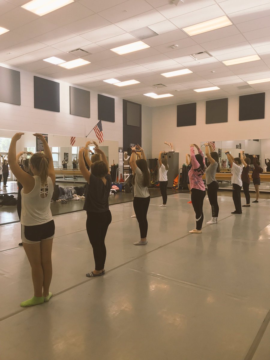 _wcde_'s tweet photo. Dance I classes had awesome alignment today! @WCHSWolves #danceitout #wcconnects #wccreates https://t.co/FNKwrbFK4G