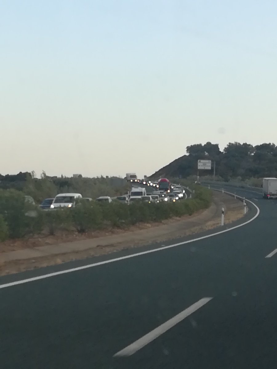 Paco__Ojeda's tweet photo. @fomentogob Más de 15kms de retención en la A66 a la entrada de Extremadura por el sur. ¿Nadie en @fomentogob mira el calendario antes de cerrar un carril de la autovía y observa que hay un puente festivo en Extremadura? https://t.co/tXCDDHAqLP