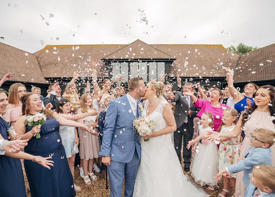 Photosby_mike's tweet image. I had a cracking time with Darren &amp;amp; Kirsty at their big day at @Highdownvine in West Sussex back in July. Smiles all round all day and they were such a good laugh! Their day is now up on the blog bymichaelangelo.co.uk/blog/highdown-…