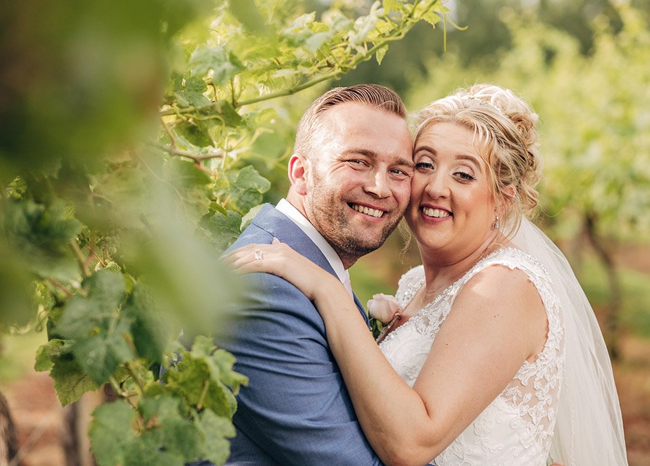 Photosby_mike's tweet image. I had a cracking time with Darren &amp;amp; Kirsty at their big day at @Highdownvine in West Sussex back in July. Smiles all round all day and they were such a good laugh! Their day is now up on the blog bymichaelangelo.co.uk/blog/highdown-…