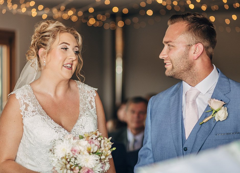 Photosby_mike's tweet image. I had a cracking time with Darren &amp;amp; Kirsty at their big day at @Highdownvine in West Sussex back in July. Smiles all round all day and they were such a good laugh! Their day is now up on the blog bymichaelangelo.co.uk/blog/highdown-…