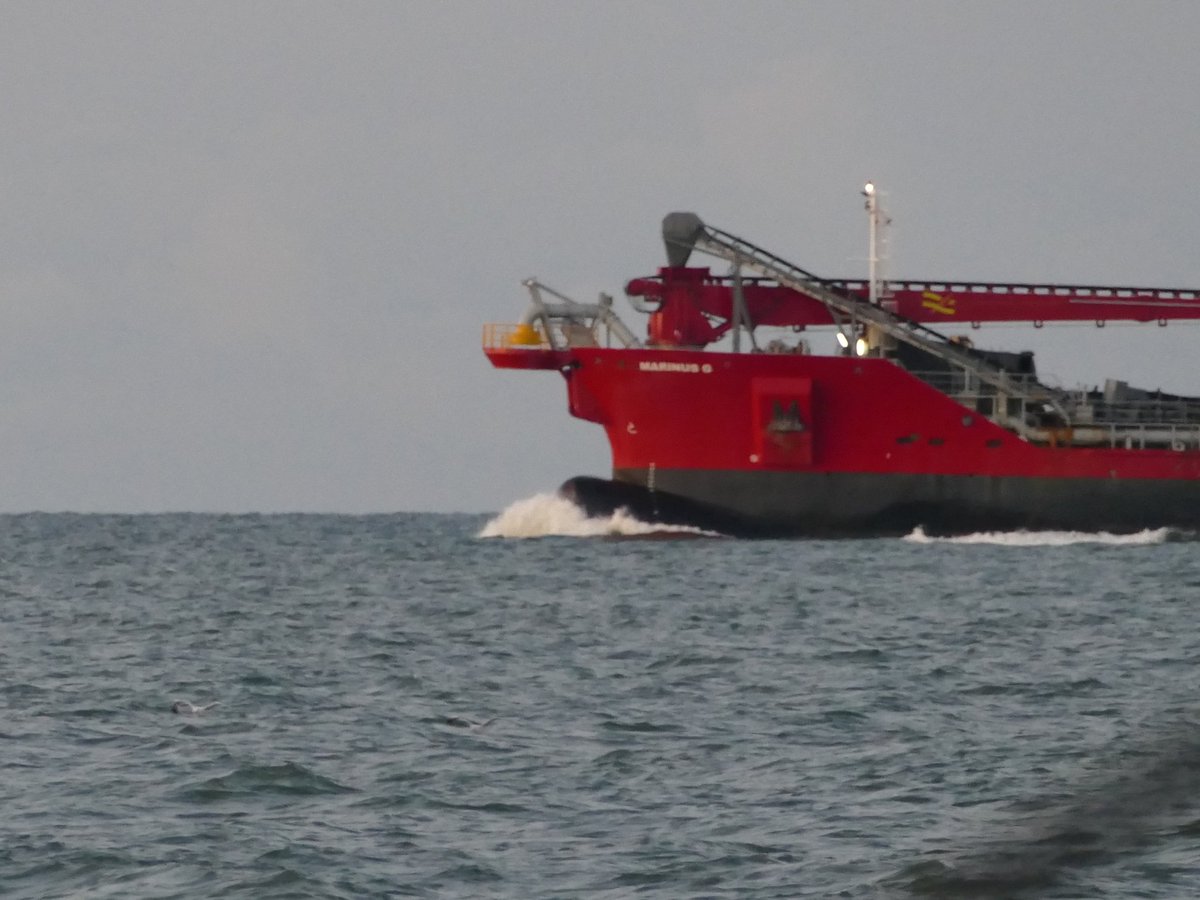 Je snapt het soms niet , de Marinus G  .. die al weken lang in Westereems aan baggeren is en dat word boven Rottumerplaat weer gedumpt natura 2000