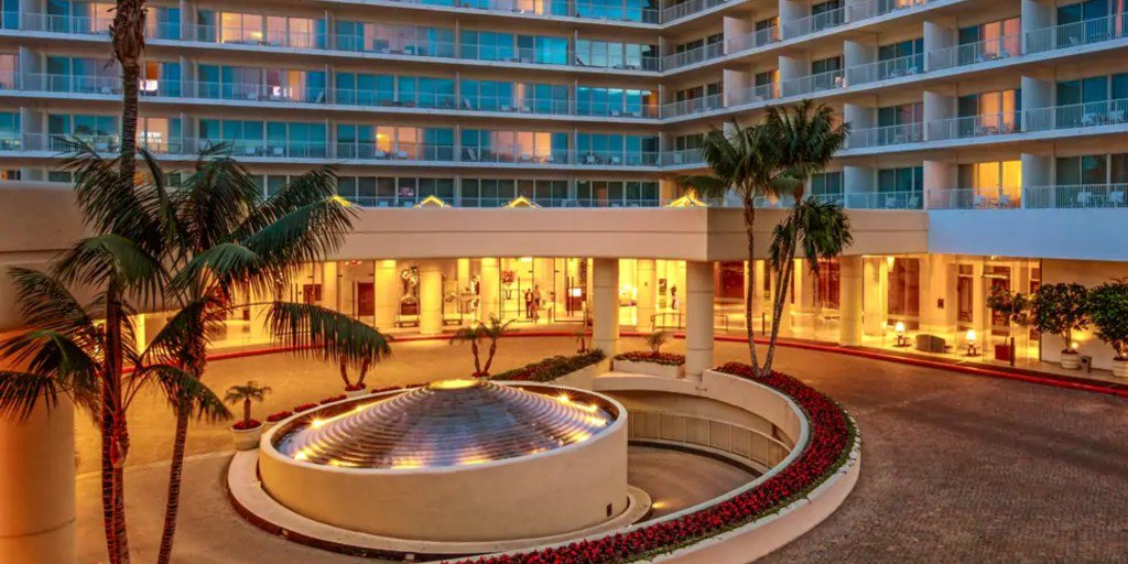 An icon in the most sought after location in LA: <a href="/beverlyhilton/">The Beverly Hilton</a>, with storefront #glazing by Edwards #Glass &amp; Aluminum.