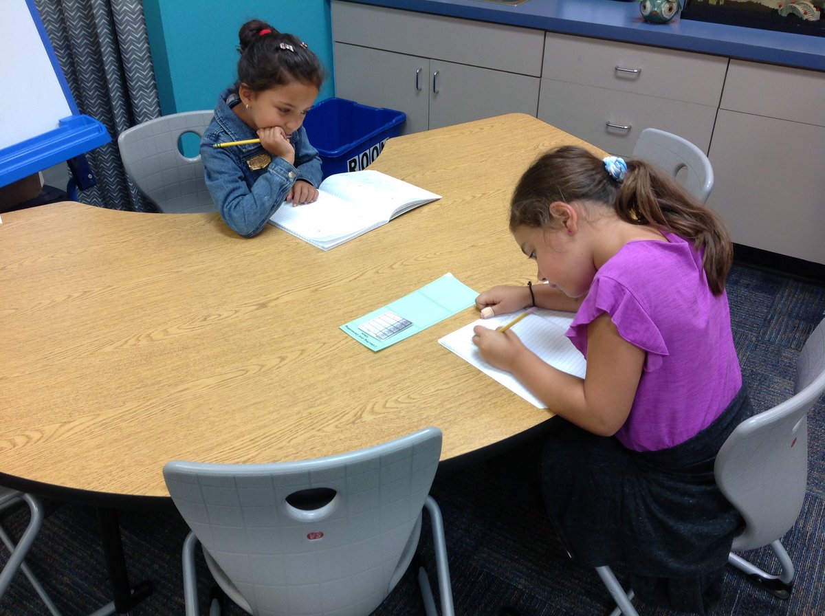 2TBrookForest's tweet photo. Writers create similes to compare feelings, sights, and sounds. #D53Learns https://t.co/grMDHx9R75