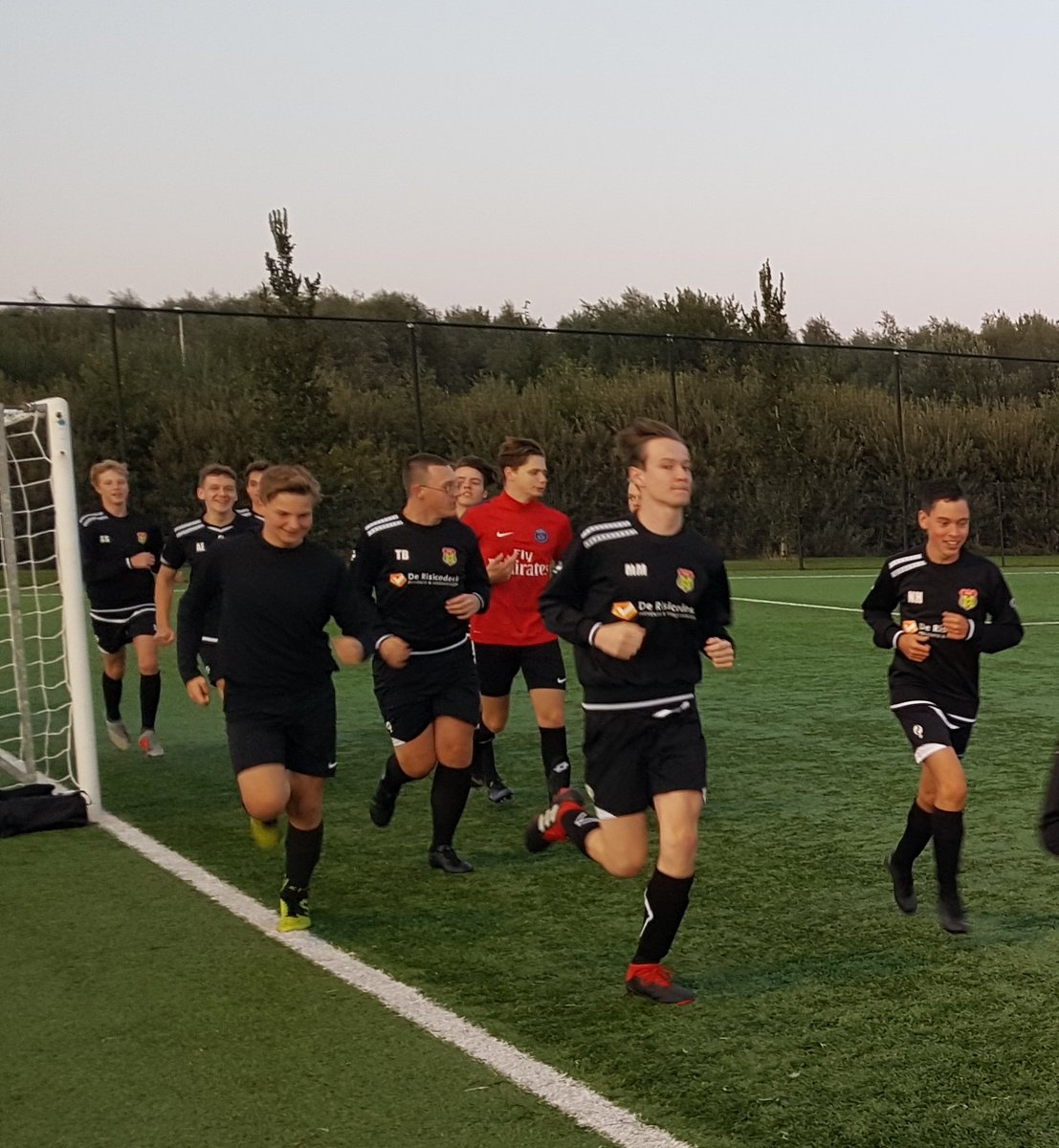 vv_FVC's tweet photo. Nog even de wedstrijd van afgelopen zaterdag bespreken (3-5 overwinning) en dan de warming up voor de training van vandaag. FVC JO17-2 is present en gaat er voor. Woensdag moeten ze (thuis) weer aan de bak in de volgende wedstrijd en nu tegen Irnsum. Veel plezier en succes. #FVC https://t.co/FKJ6mwJrVG
