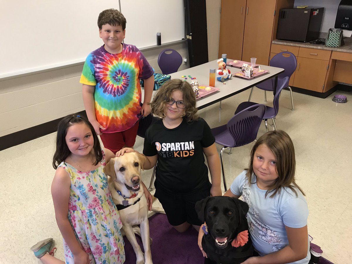 MissKemmett's tweet photo. Loving these smiling faces at lunch bunch ☺️ #friends #UDSservicedogs @DESPolarBears @AuroraDES4117 https://t.co/x6JonASMq3