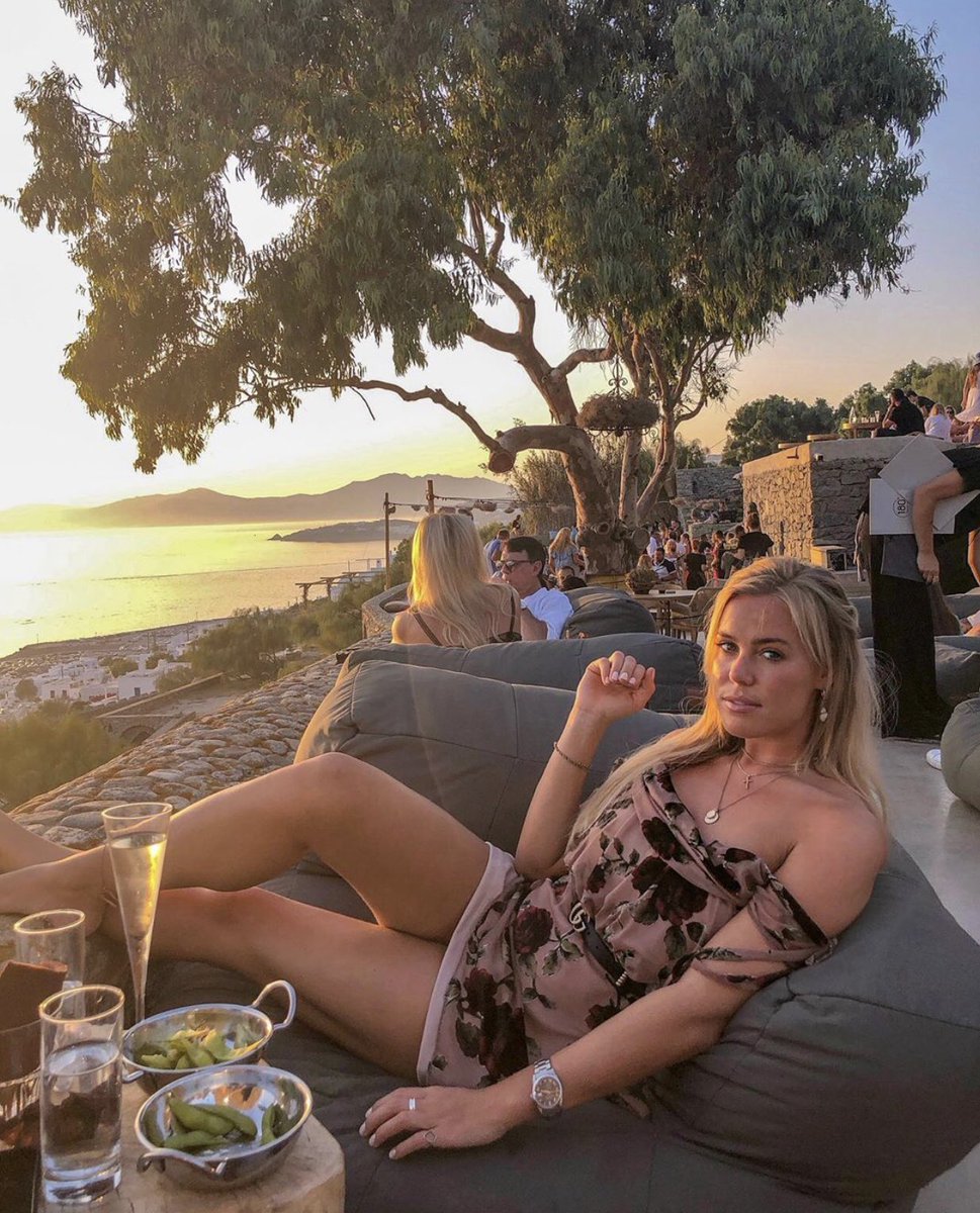 How beautiful does <a href="/Chloemeadows/">Chloe Meadows</a> look? 🔥😍

Rose Devore dress Now: £25.00
Sizes 8-16

Buy now>> bellasorella.co.uk/collections/dr…

#fashion #fashionistas #onlineshopping #shopping #ilovebellasorella