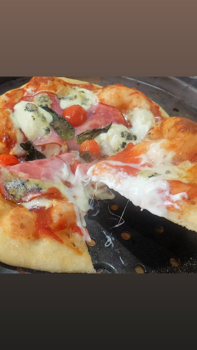 fernandobckr's tweet photo. Pizza totalmente caseira, com massa estilo italianaz feita no forno elétrico, com molho de tomate, mussarela argentina,  palleta suina defumada, requeijão, gorgonzola, tomate cereja e manjericão fresco.
#pizzafeitaemcasa #pizzanapoletana #pizzadoughfromscratch #pizzadough https://t.co/IL1HmEZ8YL