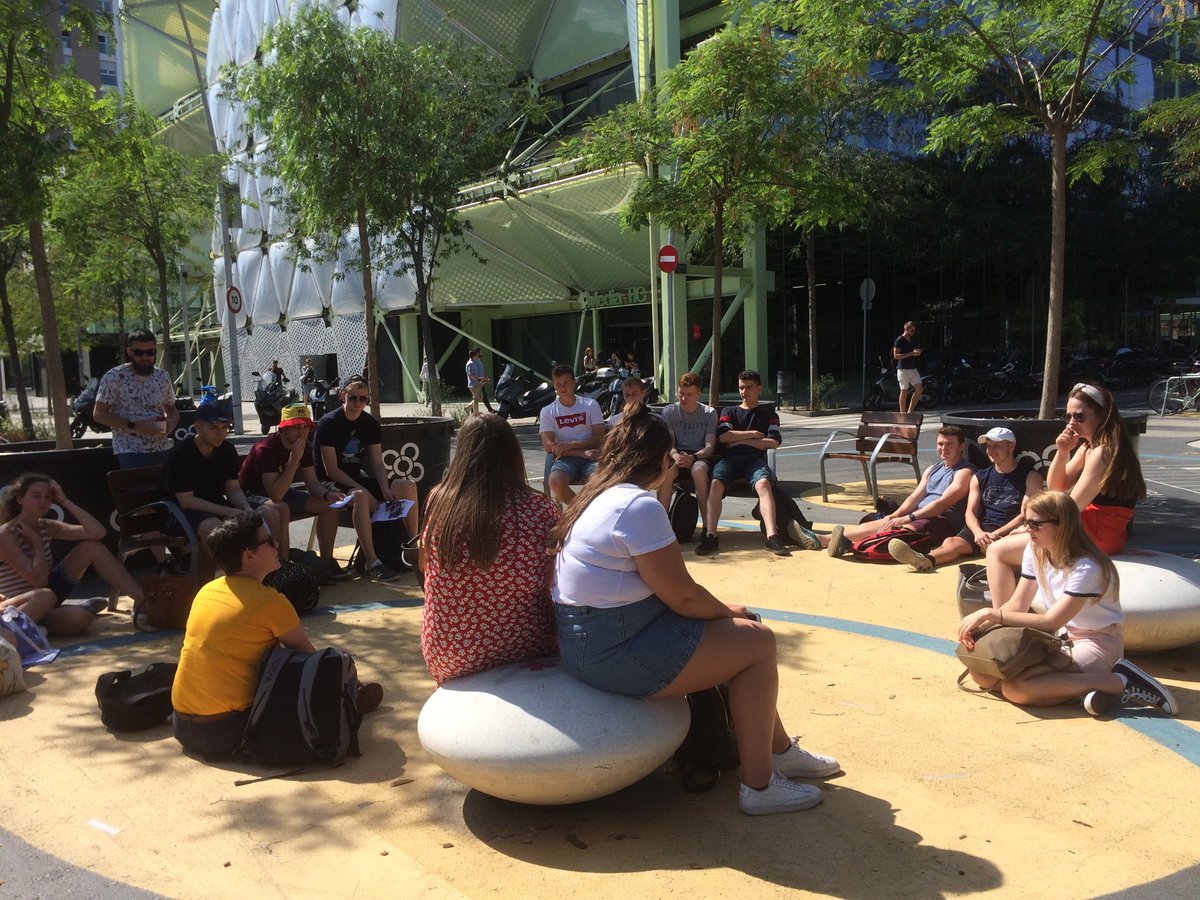 FiWilliams's tweet image. Day 3. Traffic spaces? Classroom places! Exploring Superilla Barcelona ⁦@willmanesque⁩ ⁦@gidchester⁩ #gidfield #GIDBCN2019