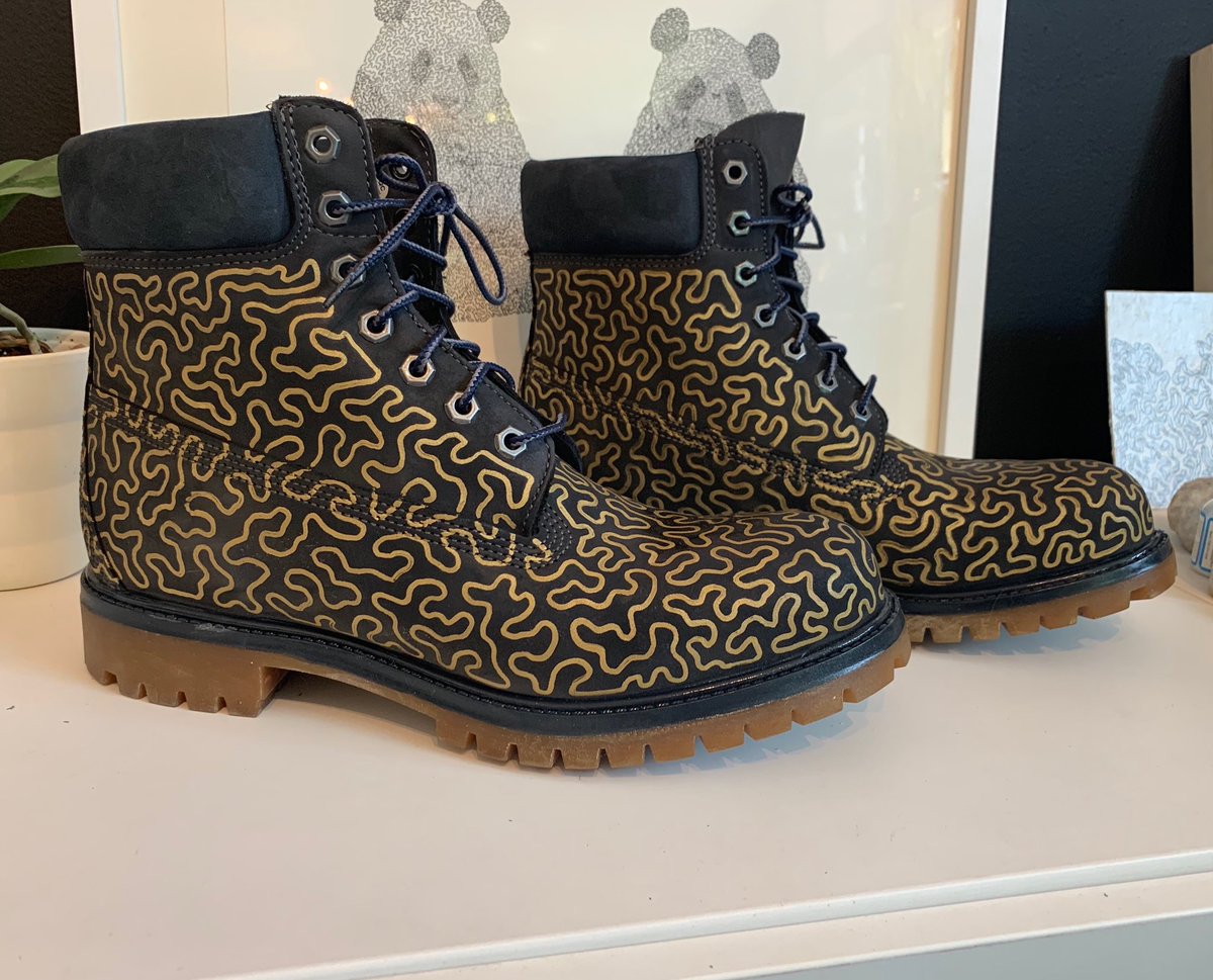 danielduganart's tweet image. My Burning Man boots before and after. One continuous line that never touches. 
#onecontinuousline #danielduganart #burningman #burningman2019 #blackandgold #custom