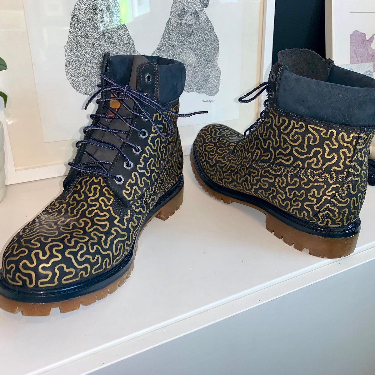 danielduganart's tweet image. My Burning Man boots before and after. One continuous line that never touches. 
#onecontinuousline #danielduganart #burningman #burningman2019 #blackandgold #custom