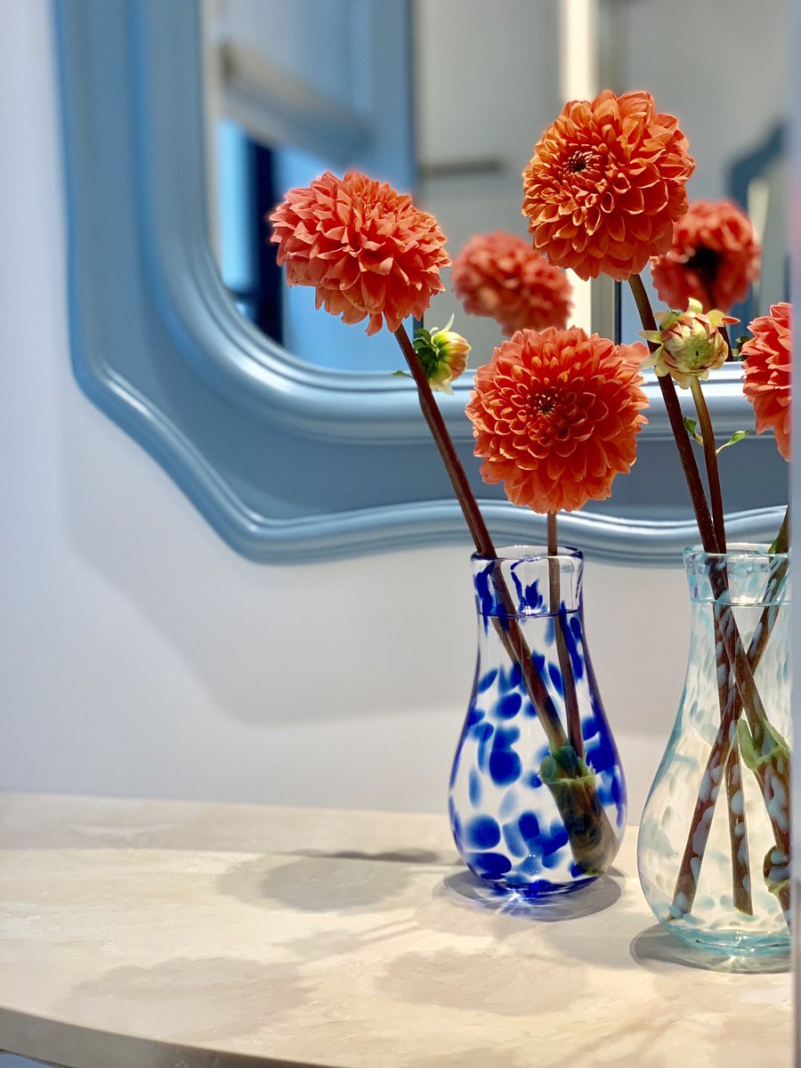 ArnholdGlass's tweet photo. Tonight is Wes’ long awaited ribbon cutting for the Carolina Herrera flagship. Wes designed each fitting room in a different color. He wanted the rooms to be special &amp; wanted the combined effect of the six to be like a box of macarons. I made bud vases to match 💞 #EraOfHerrera https://t.co/6gjXifMIFA