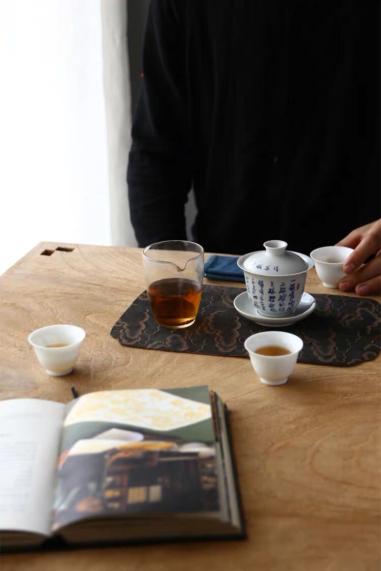 morimatea's tweet image. We can not only enjoy its beauty, but also use its as a form of tea set.
.
.
.
#gaiwan #coverbowl #teabowl #morning #book #reading #chaxi #teacup #cuppatea #teaware #gongdaobei #gongfucha #softgold #gaiwanaddict #gaiwanmat #rougui #yancha #wūlóngchá #teatowel #teacloth #morimatea