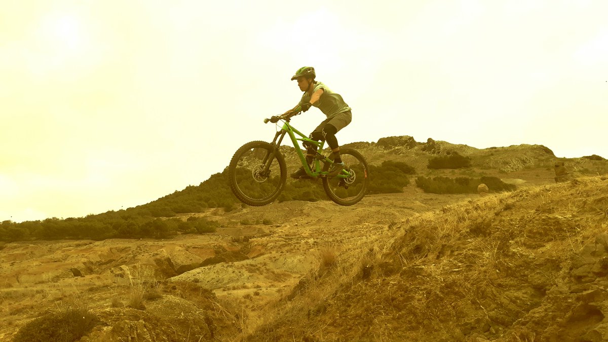 andre26mtb's tweet photo. Love my holidays!😍
#CANIÇORIDERS #DOMODELTA #BARRA4 #ALÇADODIREITO #FUNCHALVIDRO #100IGUAL #PROGRESSOCAR #AVSRACING #EXTREMEBIKES #VISORLEAF https://t.co/rDwAq1XQkz