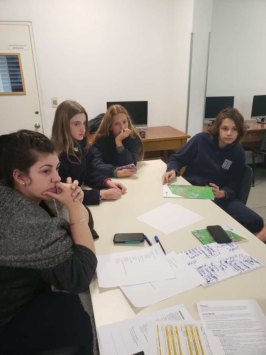 Stellares_'s tweet photo. Escuchamos las ideas de todos, debatimos, investigamos y...  Ya está! Tenemos nuestro proyecto científico.
@FLL_Uruguay @stellamarisuru https://t.co/EwUUR9H2yN
