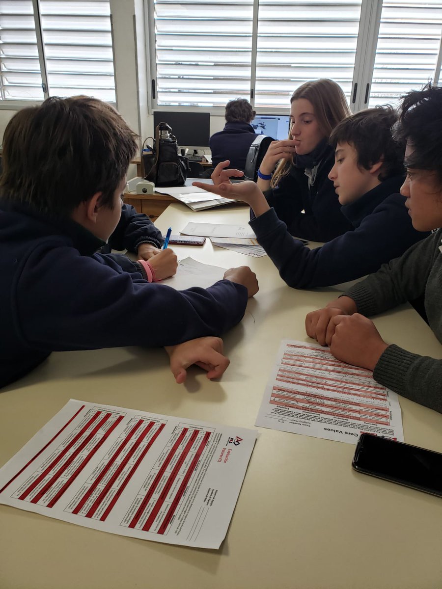 Stellares_'s tweet photo. Escuchamos las ideas de todos, debatimos, investigamos y...  Ya está! Tenemos nuestro proyecto científico.
@FLL_Uruguay @stellamarisuru https://t.co/EwUUR9H2yN