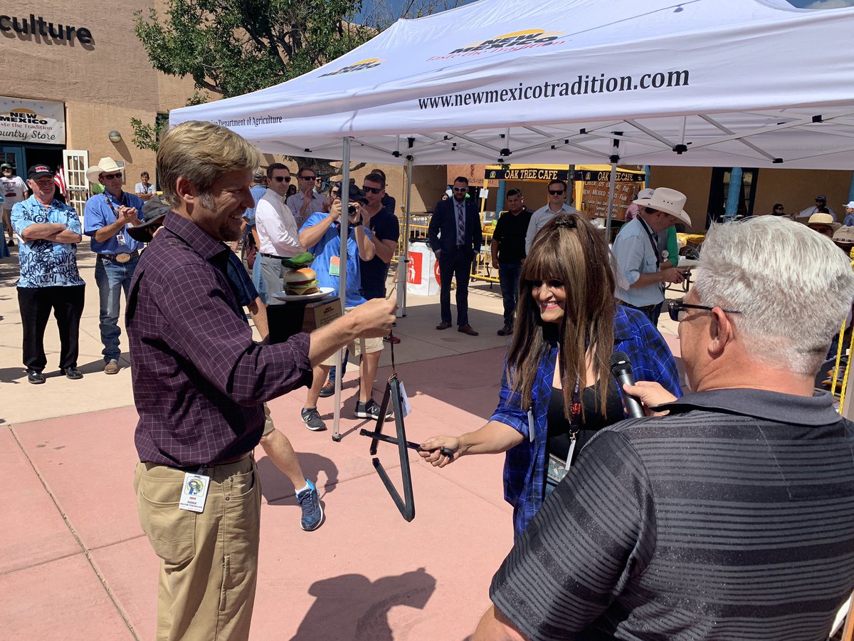 MayorKeller's tweet photo. Things were heating up today at the @NMStateFair ๐ถ๐ Thanks for inviting me to be a judge in the Green Chile Cheeseburger Challenge today and congratulations to Oso Grill on winning both awards! #OneAlbuquerque #LoveIsInTheFair #NewMexicoTrue https://t.co/em74CySXIJ