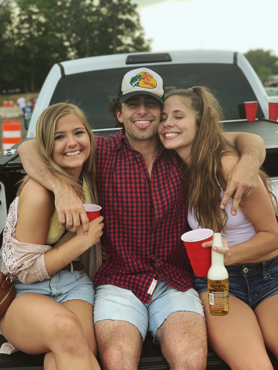 maddiestrum's tweet photo. i miss my fwends https://t.co/6TrYnGPel5