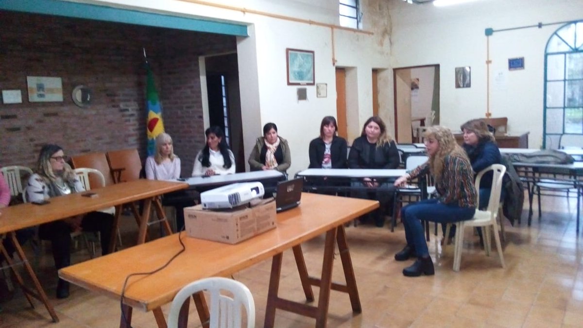 Distrital9's tweet photo. MED tratando temas referentes a Centros Educativos Complementarios. 
Logros, proyectos, necesidades!!!!!
Nos visitó el Sr. Intendente  Cdor Mariano Barroso y el Concejal Paolo Barbieri. Excelente jornada!!!
@susanacrespi1 @JefaturaR15 @adriana_frega https://t.co/XAKTQO4sRk