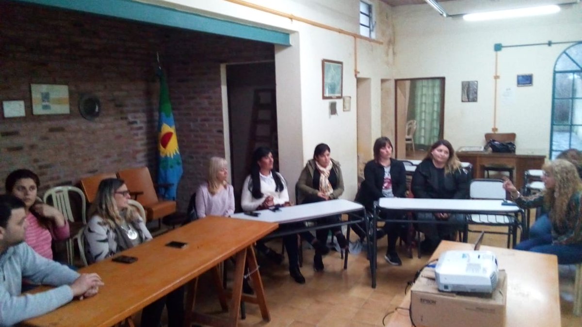 Distrital9's tweet photo. MED tratando temas referentes a Centros Educativos Complementarios. 
Logros, proyectos, necesidades!!!!!
Nos visitó el Sr. Intendente  Cdor Mariano Barroso y el Concejal Paolo Barbieri. Excelente jornada!!!
@susanacrespi1 @JefaturaR15 @adriana_frega https://t.co/XAKTQO4sRk