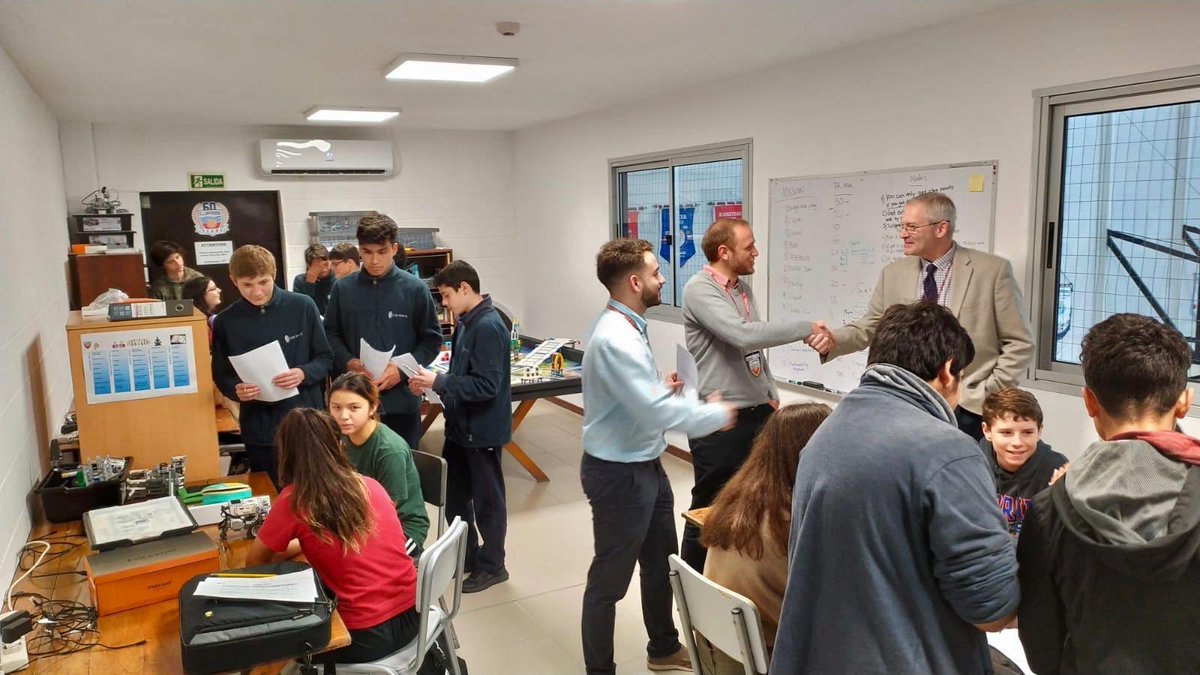 WalkingBot_'s tweet photo. 📍Hoy hicimos jornada de coopertición con los equipos de Uruguayan American School. Compartimos estrategias, programación y hablamos sobre nuestros proyectos. https://t.co/FbJaxItISd