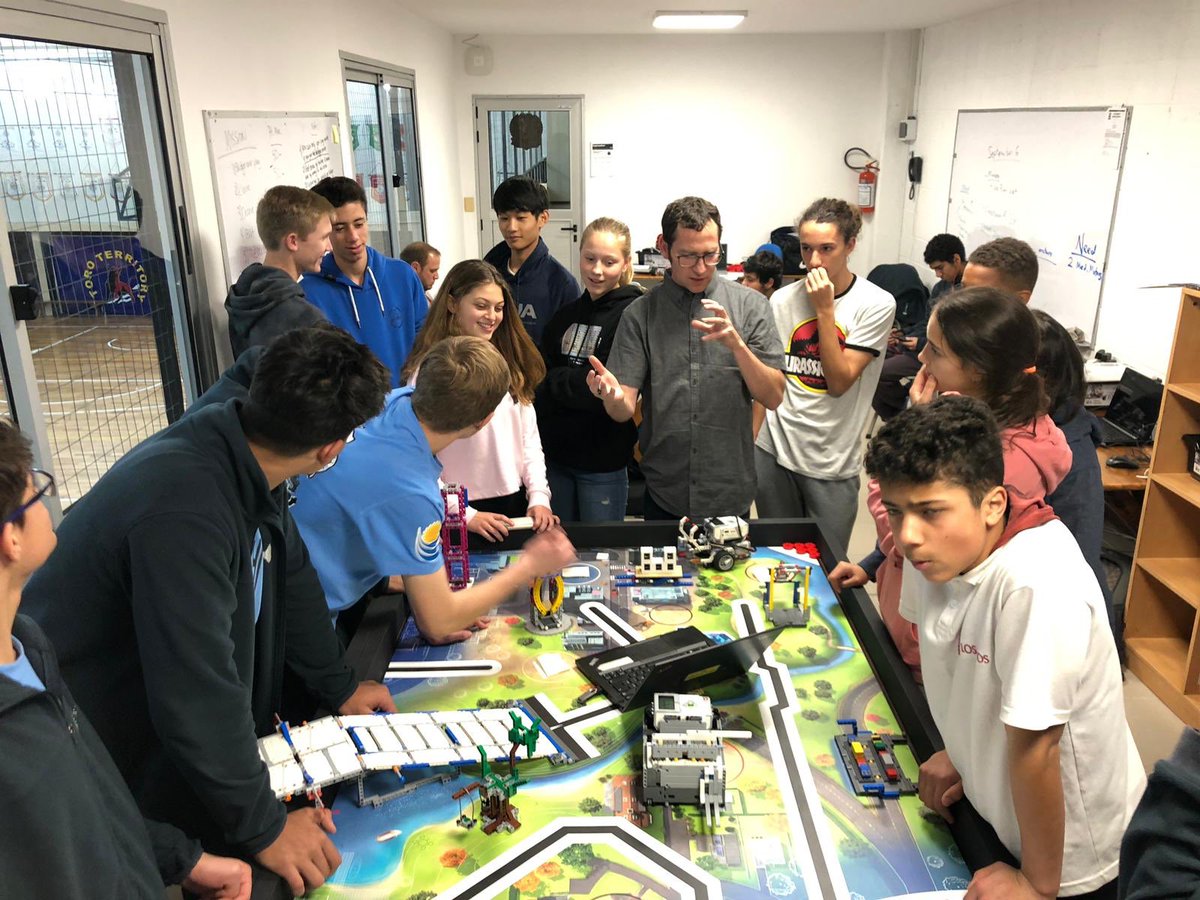 WalkingBot_'s tweet photo. 📍Hoy hicimos jornada de coopertición con los equipos de Uruguayan American School. Compartimos estrategias, programación y hablamos sobre nuestros proyectos. https://t.co/FbJaxItISd