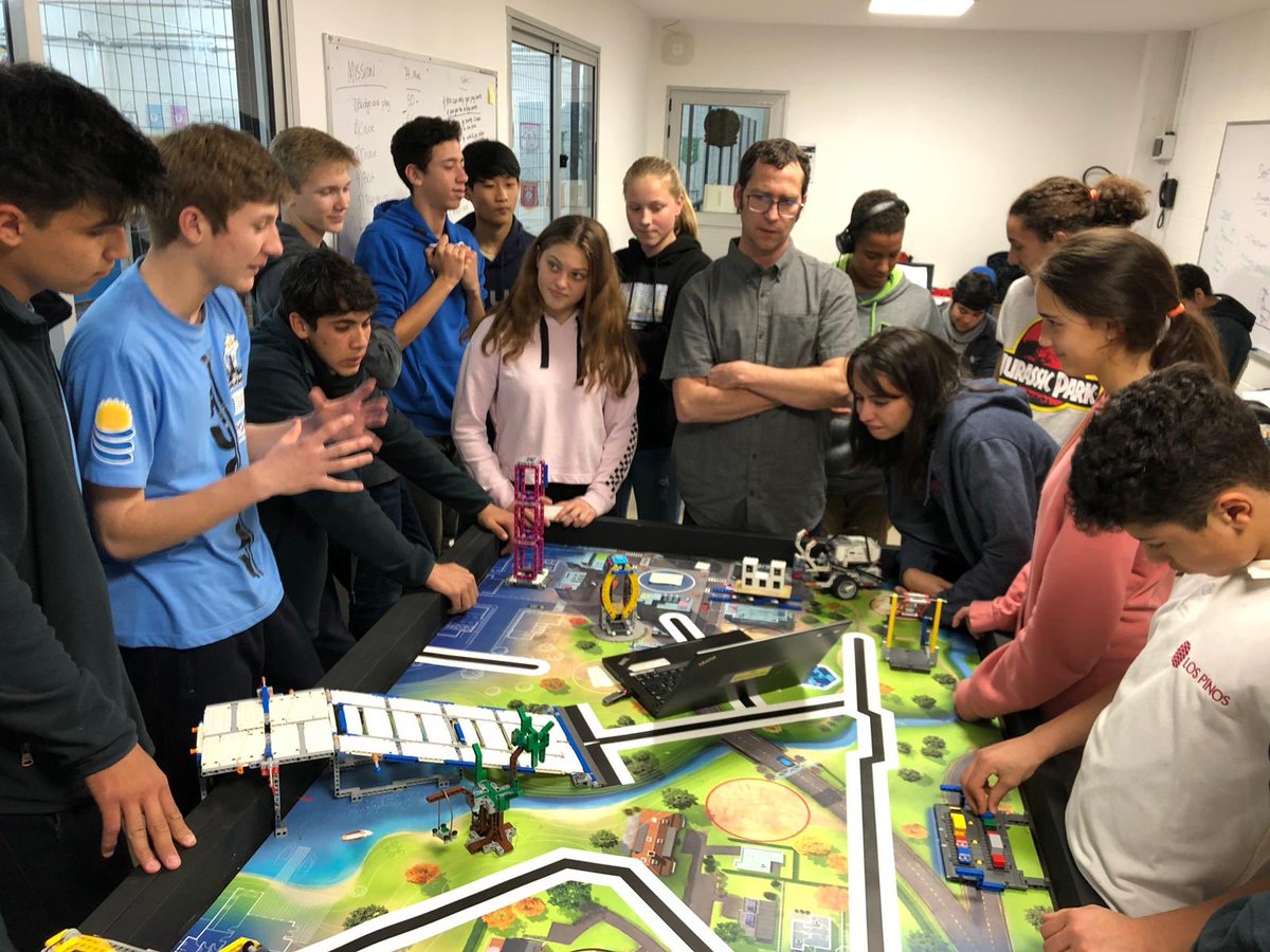 WalkingBot_'s tweet photo. 📍Hoy hicimos jornada de coopertición con los equipos de Uruguayan American School. Compartimos estrategias, programación y hablamos sobre nuestros proyectos. https://t.co/FbJaxItISd