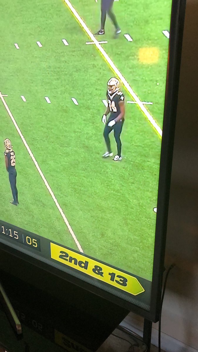 CouchSession's tweet image. @espn @ESPNNFL your new down/yard alert at bottom right screen keeps making me think there’s a flag. #samecolor #samescreenplacement