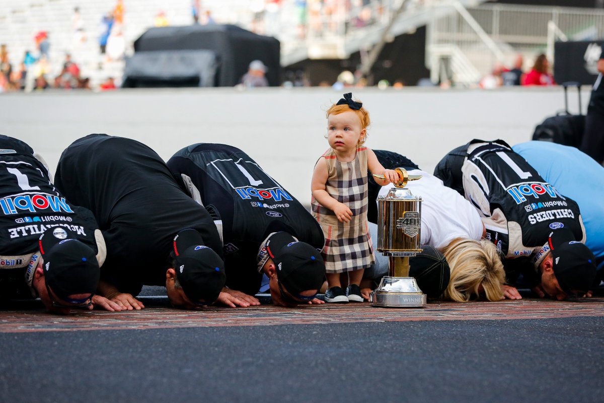 HaasFactoryTeam's tweet photo. "I thought we weren't supposed to eat off of the ground. Someone please explain." Thank you for the sweetest moment of the day, Piper! 😍

@KevinHarvick | #Brickyard400 | #4TheCup https://t.co/t7s1QHjRqn