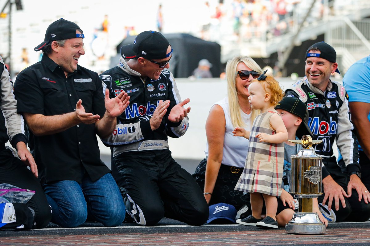 HaasFactoryTeam's tweet photo. "I thought we weren't supposed to eat off of the ground. Someone please explain." Thank you for the sweetest moment of the day, Piper! 😍

@KevinHarvick | #Brickyard400 | #4TheCup https://t.co/t7s1QHjRqn