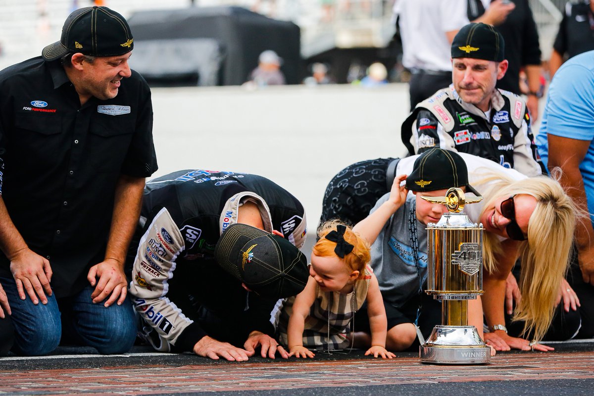 "I thought we weren't supposed to eat off of the ground. Someone please explain." Thank you for the sweetest moment of the day, Piper! 😍

<a href="/KevinHarvick/">Kevin Harvick</a> | #Brickyard400 | #4TheCup
