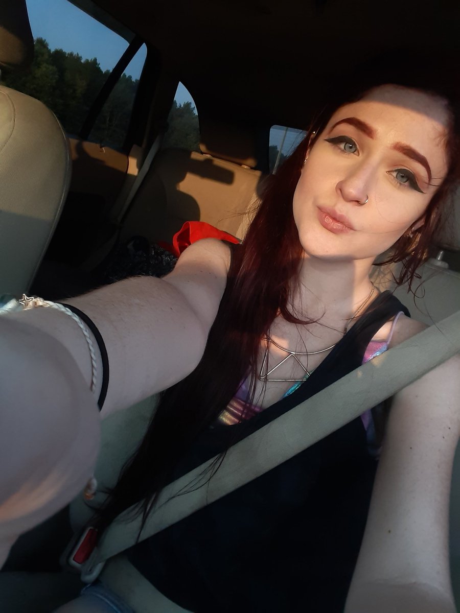 HazellMoon's tweet photo. Had a great first day!! Thanks everyone who tuned in! Cant wait too see yall all tomorrow bright &amp; early ✌🌻💜 https://t.co/STwDbiyAP9