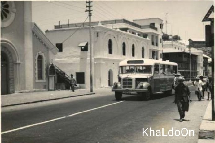 KhaLdoOnHD's tweet photo. عدن
صورة نادرة لحافلة طُلاب بجانب مدرسة سانت أنتوني في التواهي في الخمسينات https://t.co/Rza2SjMz9V