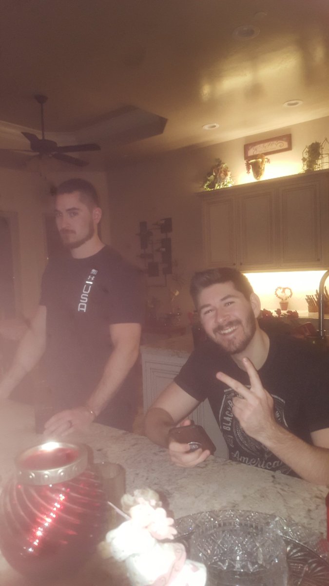 Cheyfire27's tweet photo. Such a random night but wish I could go back for a little bit. 🏴‍☠️ https://t.co/EYAjEUx2WT