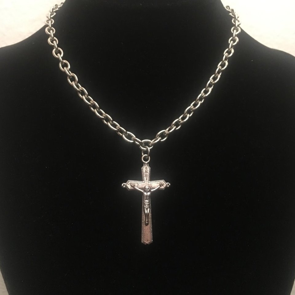 MarcVachonla's tweet photo. The Kaylashop@depop has the coolest #skull #charms  and more!  #crosses #daggers #cherubs #angels #goth #rocknroll #playboy #dagger #locksets 

Get shopping here>  https://t.co/b5C3XgxPxc https://t.co/VrGWFrEKNk