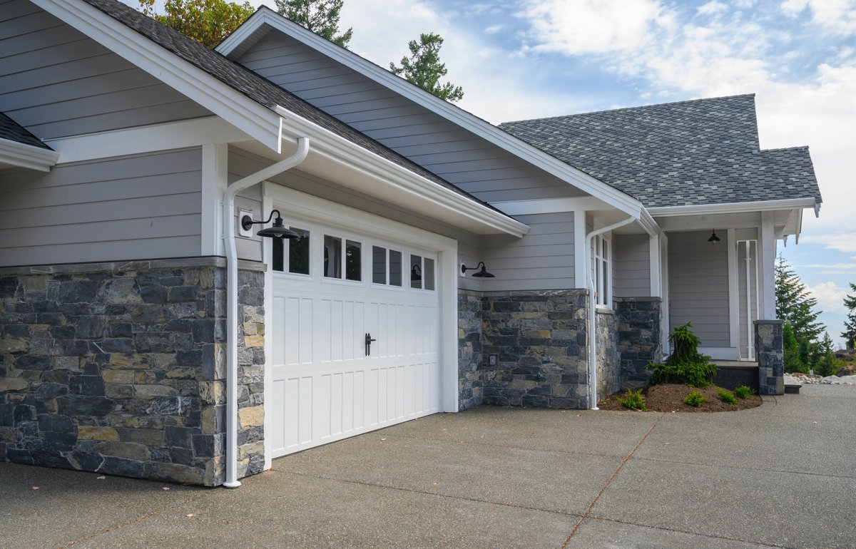 Kettle Valley Shadow Ridge Ledge Stone is a great option for upping the wow factor for any style of home. Its color combination of light to dark greys, neutral brown tones with hints of tan and gold. Learn more ow.ly/3wTt50w3jpp

#k2stone #curbappeal #kelowna #ledgestone