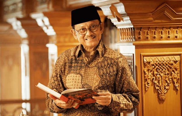 Adrie Subono, kerabat BJ Habibie menyatakan bila informasi mengenai presiden ke-3 RI BJ Habibie yang dikabarkan meninggal dunia adalah bohong (HOAX) dan menjelaskan bahwa kondisi BJ Habibie membaik, sebagaimana ketika dijenguk Presiden Jokowi kemarin. (Red)
#ElshintaEdisiPagi