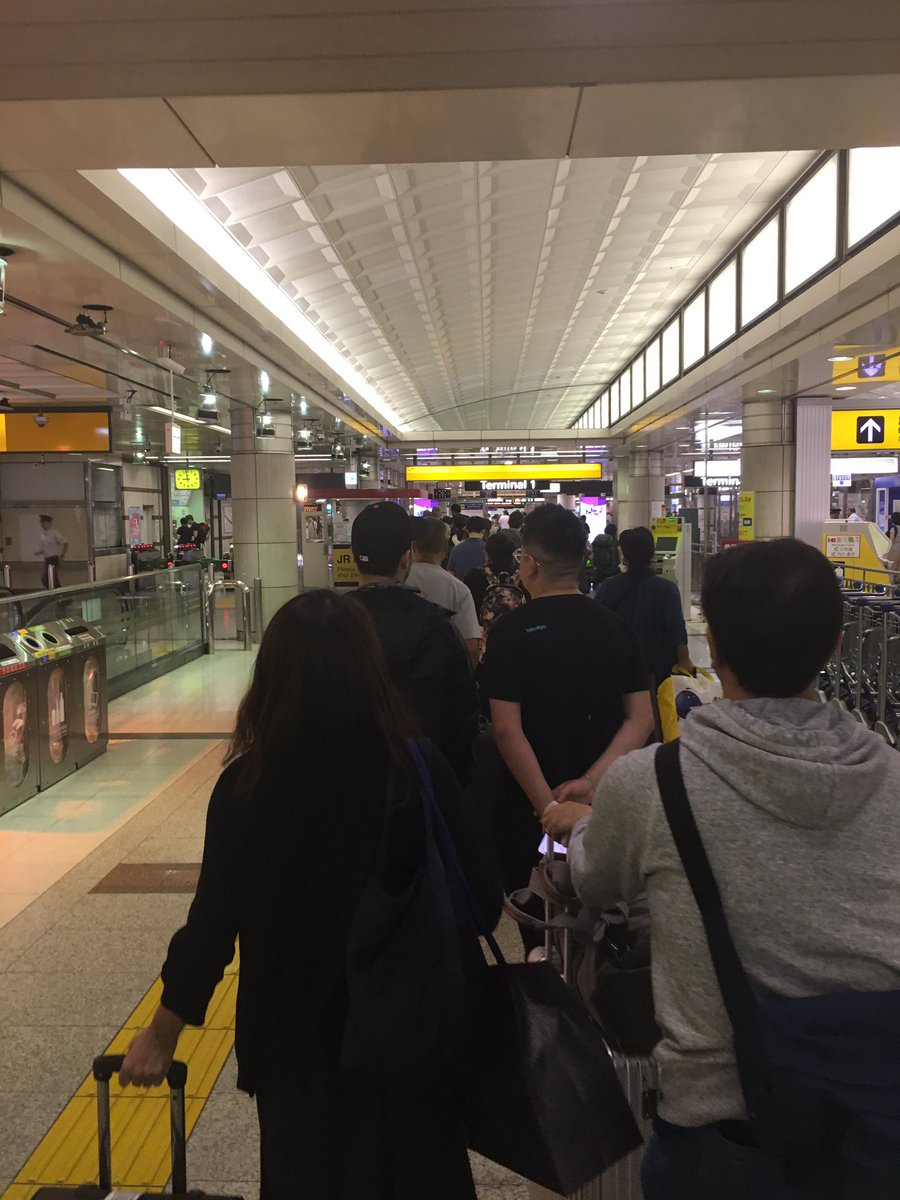 onizzang's tweet photo. 08:30到着した電車は線路点検で10：00再開を見込んでいますのことだったのですが、駅員さんたちの話だとどんどん重ねて運休になってるわけで10：00再開は難しいとのこと！なのでみんな京成線に乗り換えてる

#成田空港
#成田
#naritaairport #narita #나리타공항 #나리타 https://t.co/5BpgeFFYxq