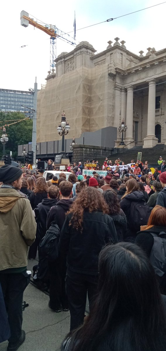 WeSustainCities's tweet photo. Huge crowds at #SringSt to protect #DjabWurrung country. We stand with the @dwembassy #NoTreesNoTreaty https://t.co/KNqSJIMsZT