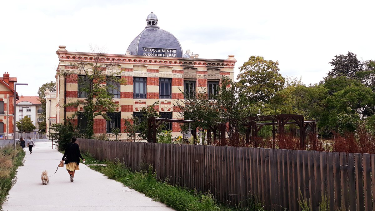 GrevetAlexandre's tweet photo. #Chateau de #Nanterre @eticFR 
#coworking
Une excellente réalisation dont il faut s'inspirer pour #SaintGermainEnLaye 
La recette du succès : #lieu #espace #entreprises innovantes #quartier 
@MaxHavelaarFr #brainenergies @reseaucocagne
#VilledeDemain https://t.co/gubtsfywQC