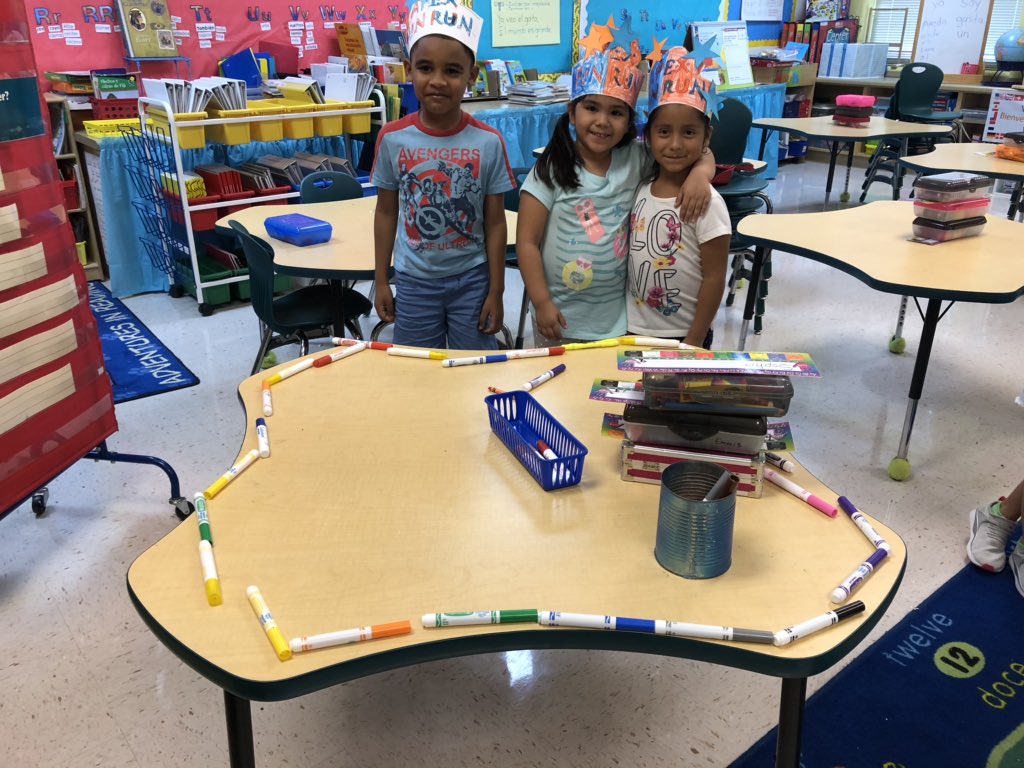 BethyBorin's tweet photo. How many markers can I use to measure the perimeter of my table ?#measurementmonday #math #schertzelementary #scucmath https://t.co/E1vxbZrBE9