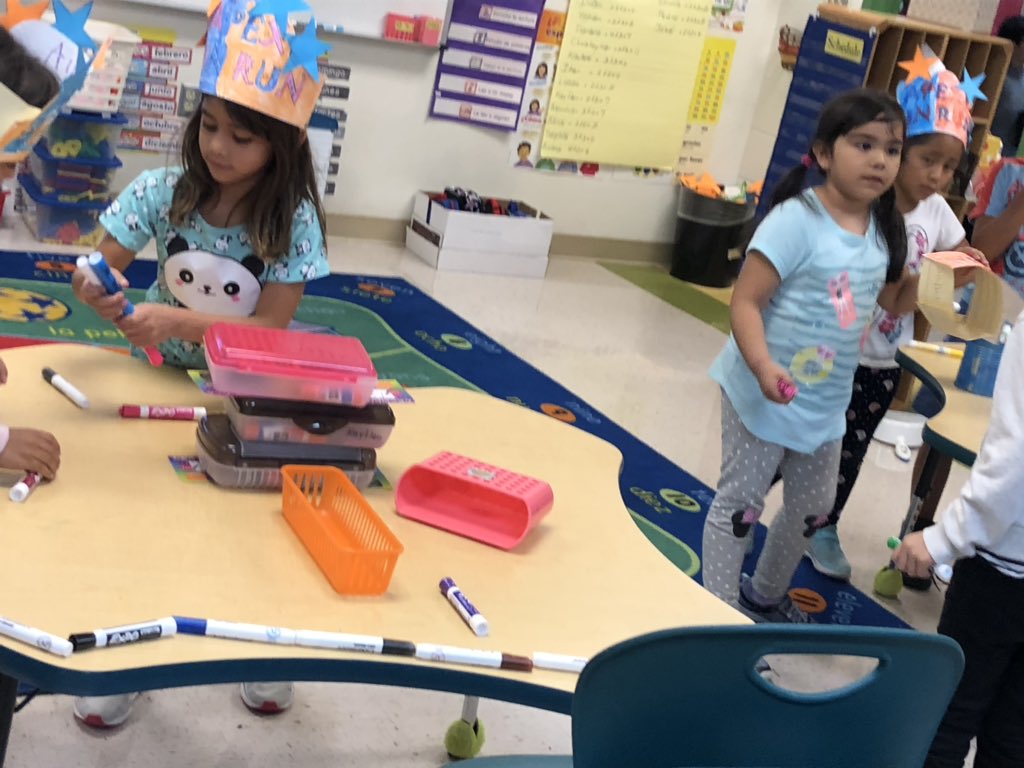 BethyBorin's tweet photo. How many markers can I use to measure the perimeter of my table ?#measurementmonday #math #schertzelementary #scucmath https://t.co/E1vxbZrBE9