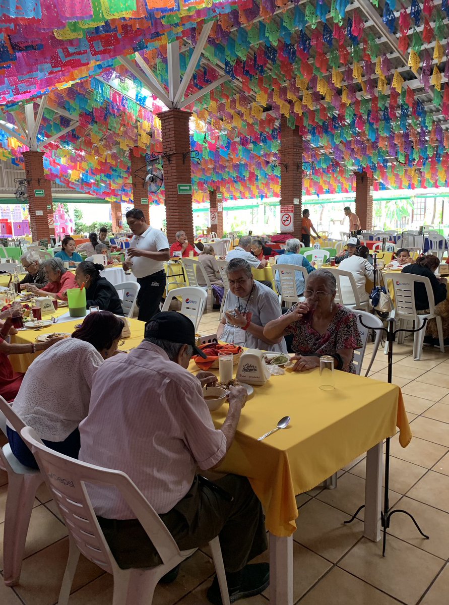 sabor_antequera's tweet photo. Hoy nos acompañaron los abuelitos de la casa hogar los Tamayo. 🧓🏻👵🏼👴🏼
Seguimos adelante con el legado que nos dejó nuestro director el señor Gómez, mejor conocido como Don Pepe.  
Siempre viendo por los demás. https://t.co/sWDhRO02hs