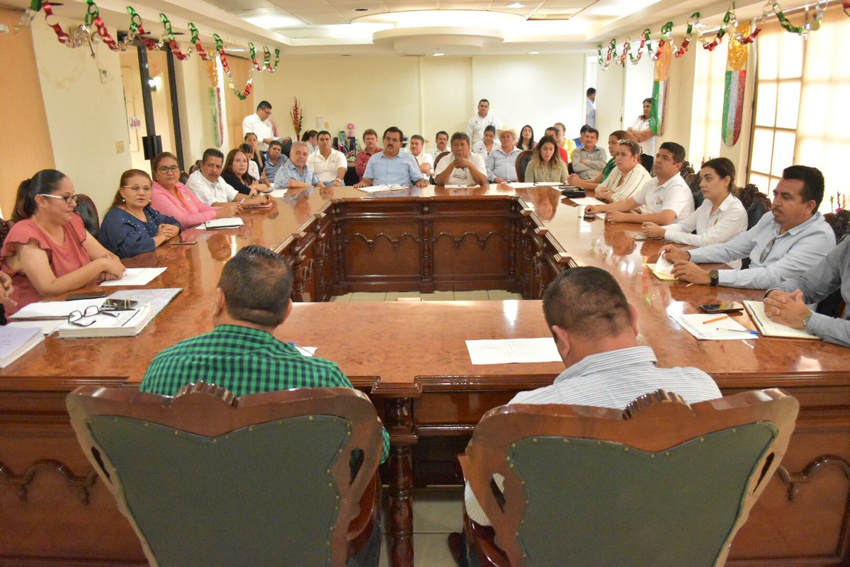 GeovaniEscobar's tweet photo. Hace un momento me reuní con directores y jefes de Departamentos para hacer un análisis de las metas propuestas en el Plan Municipal de Desarrollo de cara al primer informe de gobierno de la administración 2018-2021.
#ElotaEresTúSomosTodos https://t.co/0jnTxwOuZv
