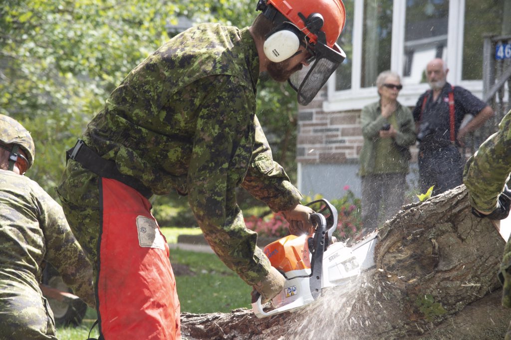 Army_Comd_Armee's tweet photo. Fier de voir des soldats @Armeecanadienne aider les collectivités du Canada atlantique après l'ouragan #Dorian. Alors que Nova Scotia Power s'efforce à rétablir les services dans les zones touchées, nos soldats de @5CdnDiv travaillent à l'ouverture des routes. #OpLENTUS https://t.co/MrtMFSOJep