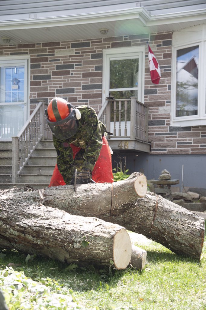 Army_Comd_Armee's tweet photo. Fier de voir des soldats @Armeecanadienne aider les collectivités du Canada atlantique après l'ouragan #Dorian. Alors que Nova Scotia Power s'efforce à rétablir les services dans les zones touchées, nos soldats de @5CdnDiv travaillent à l'ouverture des routes. #OpLENTUS https://t.co/MrtMFSOJep