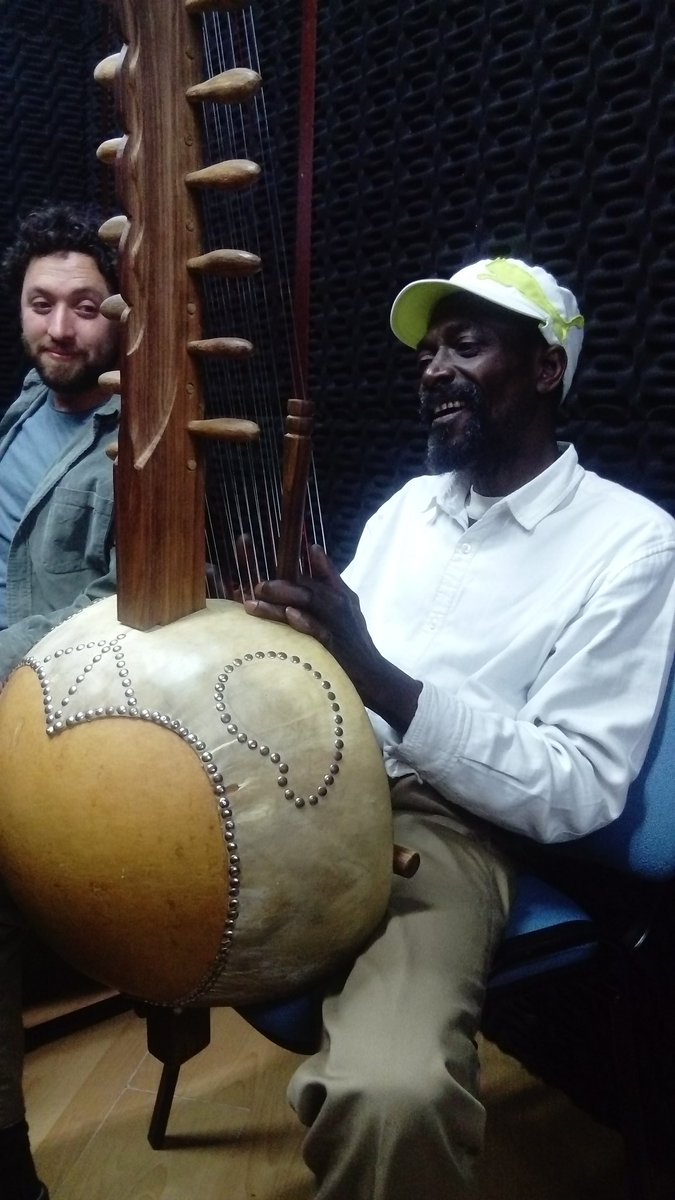 TAILO2020's tweet photo. La mamá África presente en #3Mares esta tarde desde Senegal 🇸🇳 #BabouDiebaté con #InesGranja en @985unradio #28AñosAlAire https://t.co/8pMZjnaIrz