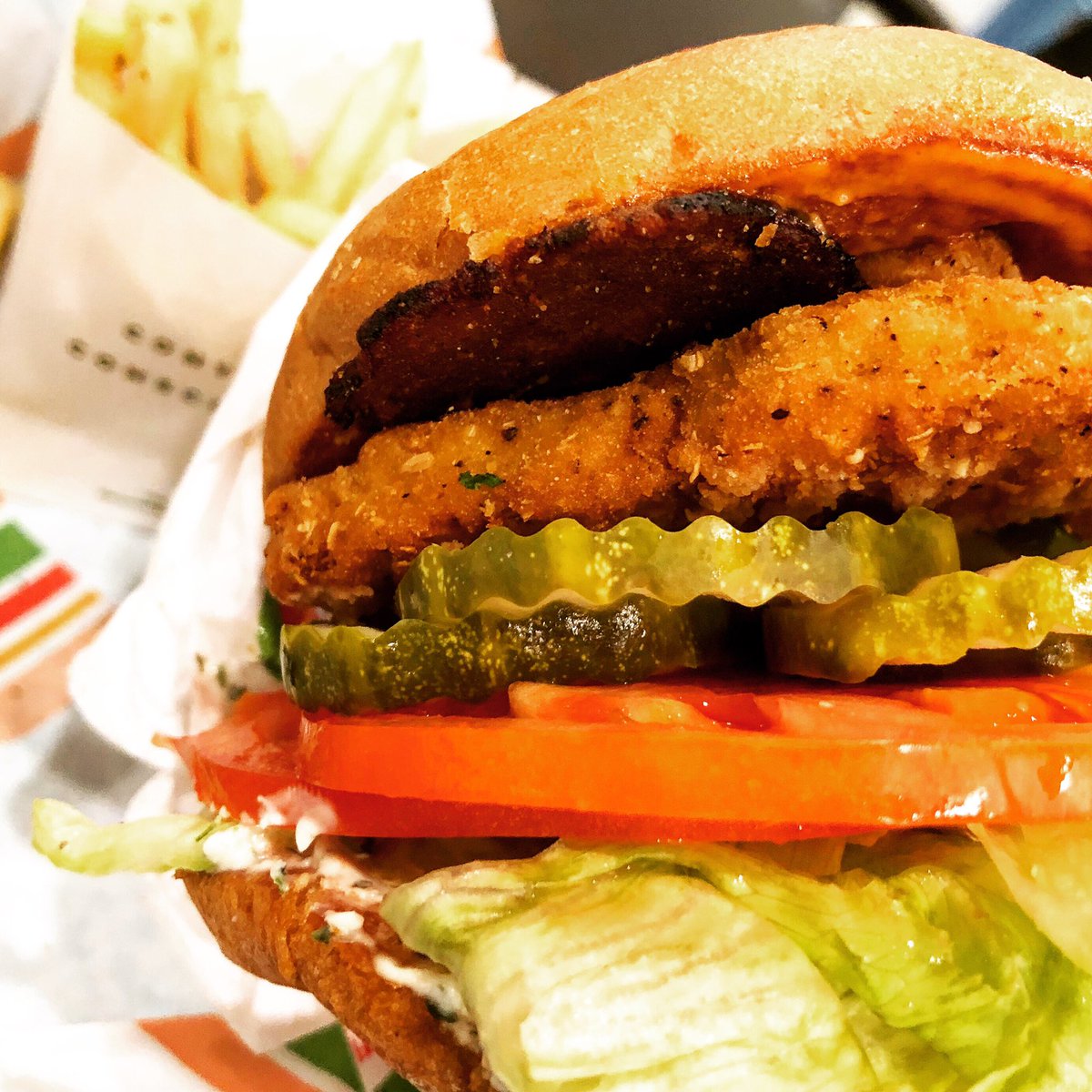 TheBurgerPatch's tweet photo. Crispy Chick’n Sandwich? Yeah, we got that. So good it’s a secret 🤫
.
#eatburgerpatch #patchsecretmenu #chickensandwich #plantbased #nomeat #friedchicken #foodporn #vegan @VegNews #fastfood @ExploreMidtown #sacramentofood @gardein #organicproduce https://t.co/4UyzDvRYxq
