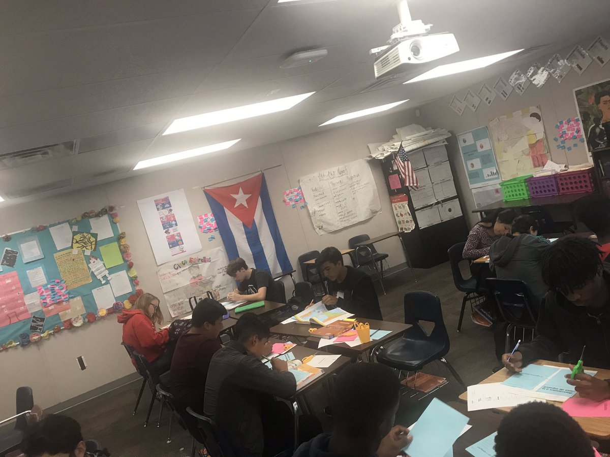 rlosbornehs's tweet photo. Ms. Rubenstein’s Spanish 1 class making flip books to use as a study guide for their test! @CobbSchools @TeachCobb @CCSDLanguages
#osbornestrong #wehavefunlearning https://t.co/KPL1twN8Lg